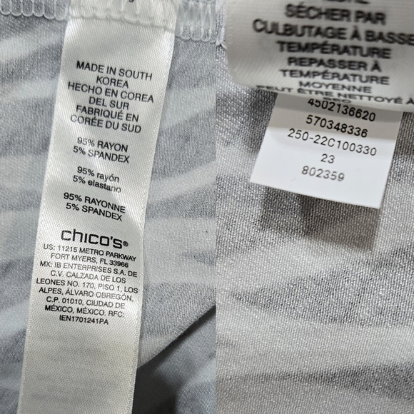 Chico's Black White Abstract Ronni Split Neck Knee Length Dress Stretchy Party - Picture 8 of 8